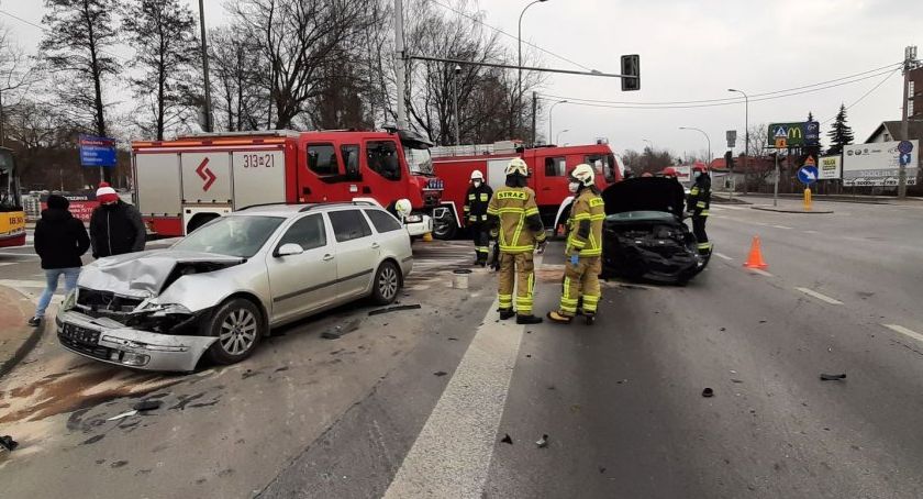 Strażacy interweniowali przy kolizji na skrzyżowaniu 1 Praskiego Pułku i Traktu Brzeskiego 