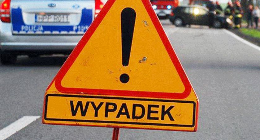 Wypadek, radiowóz, ludzie, straż pożarna.
